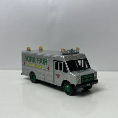 Коллекционная литая модель диорамы 1968-1998 GMC Step Van масштаб 1:64 - Изображение 1 из 4