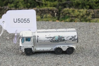 Husky UK White 17 Guy Warrior Milk Tanker Fair FNQHotwheels U5055 - image 1 of 4