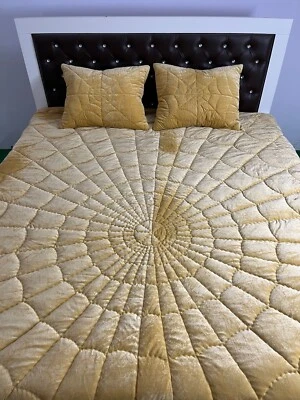 Golden velvet bed Quilt Velvet Comforter Queen Bedding Quilts. - Image 1 of 4