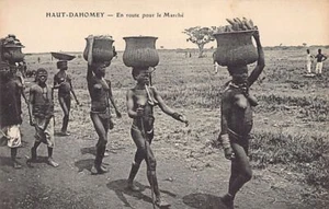 Benín - DESNUDO ÉTNICO - Mujeres dahomeanas en camino al mercado - Publ. desconocido - Imagen 1 de 2