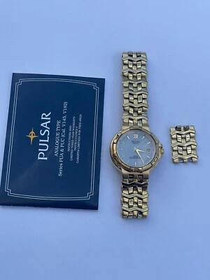 RELÓGIO MASCULINO PULSAR (POR SEIKO) V145-0D90 -FUNCIONANDO 50M SOLAR ANALÓGICO TOM DOURADO - Imagem 1 de 4