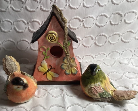 TII Collection Potpourri Birdhouse / Two Ganz Resin Birds Cover