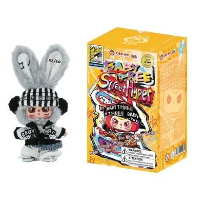 SDCC 2025 UCC 分布婴儿三街超级乙烯基收藏家毛绒橙色 — 第 1/4 张图片