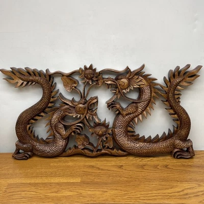 Escultura de parede de madeira Suar esculpida à mão por KT Taram Dragons em meio a flores 19” de largura - Imagem 1 de 4