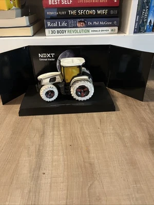 Tractor Universal Hobbies Massey Ferguson Next Concept escala 1:32 diecast Foto 1 de 4