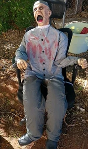 Spirit Halloween Animado Animatronic Tamaño Natural Prop Corredor de la Muerte Zombie Tekky - Imagen 1 de 8