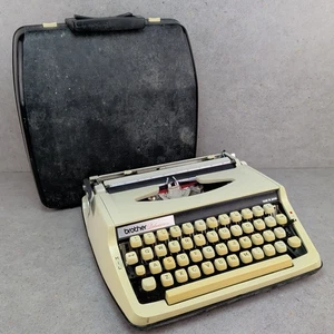 Vintage Brother Deluxe 800 Manual Typewriter with Case Made in Japan - Picture 1 of 15