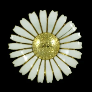 Georg Jensen. Gilded Sterling Silver Daisy Brooch / Pendant with Enamel. 50 mm. - Picture 1 of 4