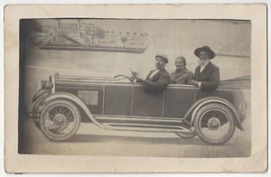 1915 Studio Requisite ECHTFOTO - cooles europäisches Auto - gemalte Hintergrund-Postkarte - Bild 1 von 2