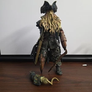 Figura de 16" con accesorio Piratas del Caribe Davy Jones Disney Store NECA - Imagen 1 de 6