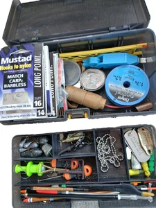 KUNSTSTOFF TACLE BOX MIT GEMUSTERTEN HAKEN/RIGS/WIDERHAKENLOSE HAKEN/SCHWIMMER ETC. (13fF) - Bild 1 von 2