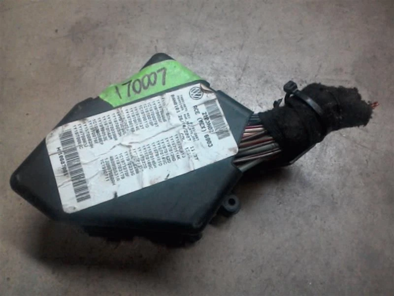 Volkswagen Beetle 2008 hatchback 2,5 L interior caja de fusibles AT 33473 Foto 1 de 4