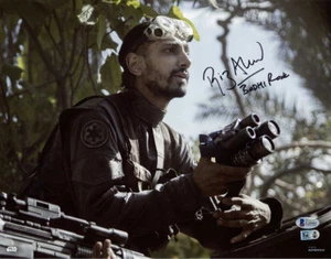 FOTO 11x14 firmada por Riz Ahmed + Bodhi Rook Rogue One Star Wars rara Beckett Bas - Imagen 1 de 3