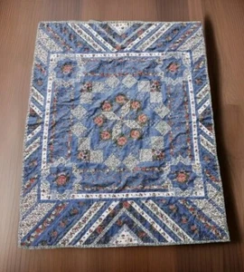 Vintage Schoßdecke Quilt handgenäht doppelseitig 40'x 31,5' Blumenmuster blau rosa - Bild 1 von 6