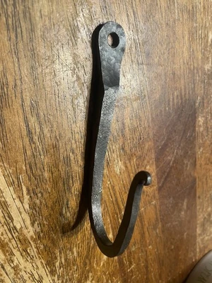 Gancho en J de acero forjado a mano para montaje en pared, hierro forjado, herrero negro, rústico Foto 1 de 4