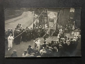 Desfile de la Iglesia en Earby Barnoldswick Lancashire Foto Real Postal P58 - Imagen 1 de 2