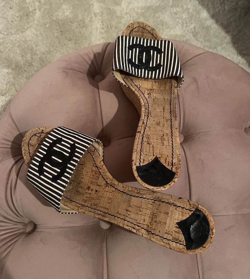 Sandalias de cuña Chanel vintage a rayas de corcho Foto 1 de 4