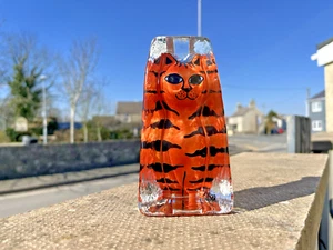 SCHWEDISCHER KOSTA MEER GLASBRUK RÜCKSEITIG BEMALT TABBY KATZE GLAS SKULPTUR BRIEFBESCHWERER - Bild 1 von 16