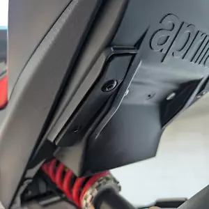 Tappo Copertura Pedane Passeggero Aprilia Tuono/RS 660 - Picture 1 of 5
