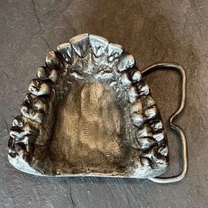 Oddity Teeth Mund Gürtelschnalle Vintage Bergamotte Messing 1974 Silber USA - Bild 1 von 13