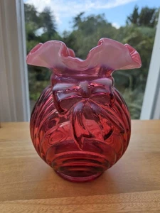Jarrón vintage de vidrio de arándano Fenton Caprice diseño de cortina de arco decorativo navideño - Imagen 1 de 11