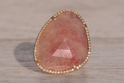 Anillo de cóctel con halo de diamantes naturales y cuarzo rosa en oro amarillo Foto 1 de 4