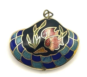 Colgante de colección de esmalte cloisonne tono dorado de doble cara con forma de almeja de pez Koi - Imagen 1 de 7