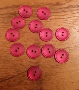 12 VINTAGE RED SATIN FINISH ROUND PLASTIC BUTTONS FREE SHIPPING - Picture 1 of 2