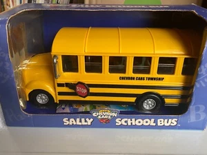 The Chevron Cars Sally Schulbus mit abnehmbarem Dach Oldtimer Baujahr 2001 - Bild 1 von 5