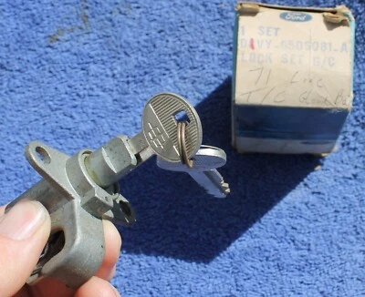 Nuevo de Lote Antiguo 1970 1971 1972 1973 Lincoln Continental Guantera CILINDRO DE BLOQUEO y llaves OEM Foto 1 de 4