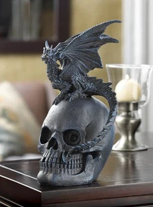 FIGURA MÍTICA CALAVERA HUMANA DRAGÓN NEGRO ENCARAMADA EN LA PARTE SUPERIOR - Imagen 1 de 2