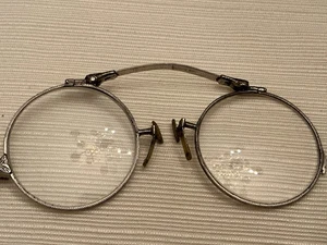 14K  WHITE GOLD SPRING - FOLD-UP PINCE NEZ GLASSES BY T & P LENS HAS SCRATCHES - Picture 1 of 9