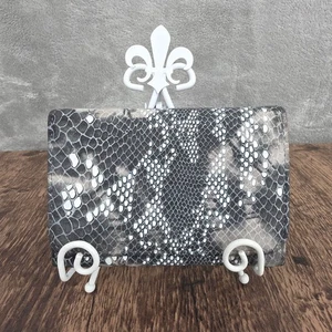 HOBO Jill Cartera Compacta Triple Gris Blanco Estampado Serpiente Cuero Texturizado Viaje - Imagen 1 de 9
