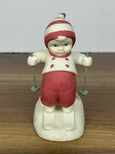 Simple Traditions Dept 56 Holly Lane Spaß Skifahrer Figur Keramik 3,75" groß - Bild 1 von 9