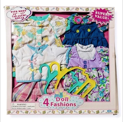 Novo Conjunto Vintage de Roupas de Bebê Boneca 15" a 17" Década de 1990 4 Roupas Pijamas Vestido Presente - Imagem 1 de 4