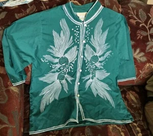 Blusa Oriental Verde Azulado De Colección L Pez Koi Asiático Bordado Betta - Imagen 1 de 4