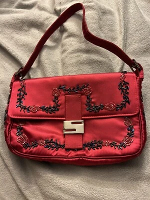 De colección: Bolso de noche satinado rojo intenso con hermosos abalorios florales  Foto 1 de 4