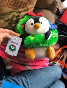 Hallmark verspielte Pinguine alle geschmückt animiertes musikalisches Licht Plüschtier Stofftier - Bild 1 von 2