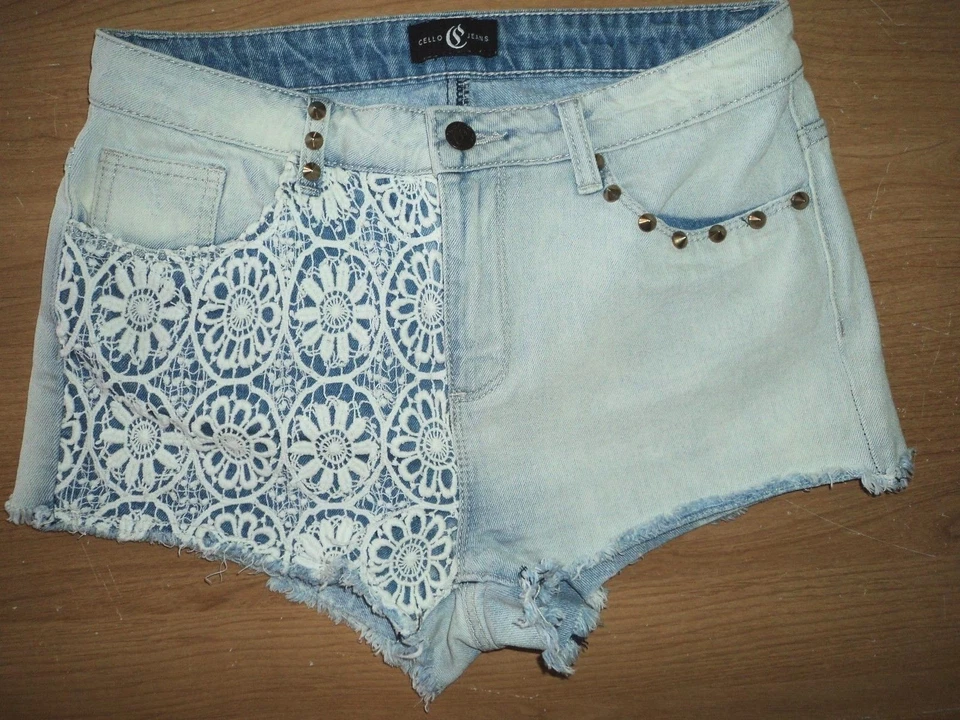 PANTALONES CORTOS DE MEZCLILLA JEAN DE ENCAJE Y TACHUELAS VIOLONCHELO ¡TAN LINDOS! M 5-7 JR o MUJER 4/6 EN MUY BUENA CONDICIÓN Foto 1 de 4