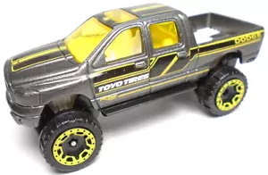 2006 HOT WHEELS DODGE RAM 1500 TOYO PNEUMATICI GRIGIO 1:64 PRESSOFUSO 3 1/4" PICKUP TRUCK - Foto 1 di 6