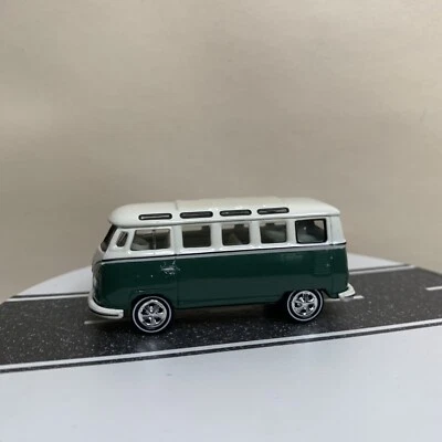 2002 Johnny Lightning Volkswagen 1966 VW 21 Window Samba Transporter Bus Green   - Изображение 1 из 4