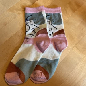 2 Paar Damensocken  Abstrakt Gemälde-Design Gr. 37-44 elastisch Neu - Bild 1 von 5