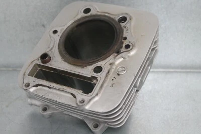 Хороший б/у цилиндр 1999 Suzuki GZ250 нуждается в расточке - Изображение 1 из 4