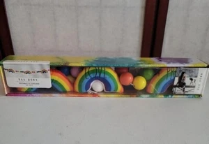Rae Dunn Regenbogen Stolz Girlande LOVE PEACE Neu im Karton LGBTQ + Dekoration Stoff Holz 45" - Bild 1 von 4