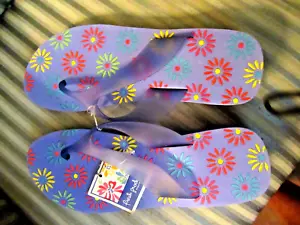 FUN AND COLORFUL.FRESH PRODUCE "DAISIES' DESIGN FLIP FLOPS IN PERI..SZ 9 WOMENS - Picture 1 of 3