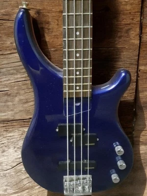 Bajo eléctrico Fernandes de 4 cuerdas azul oscuro cuerpo estándar Foto 1 de 4