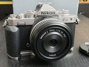 NIkon Z fc Kit con Nikkor Z SE 28 mm F2.8 piu impugnatura Smallrig 900 scatti - Foto 1 di 16