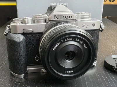 NIkon Z fc Kit con Nikkor Z SE 28 mm F2.8 piu impugnatura Smallrig 900 scatti - Immagine 1 di 4