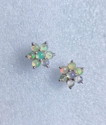 Orecchini a perno con fiore a grappolo opale in argento sterling 925... - Immagine 1 di 4