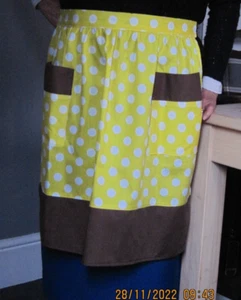 GELB MIT WEISSEN PUNKTEN UND BRAUNEM DESIGN HALBSCHÜRZE / PINNY - Bild 1 von 3